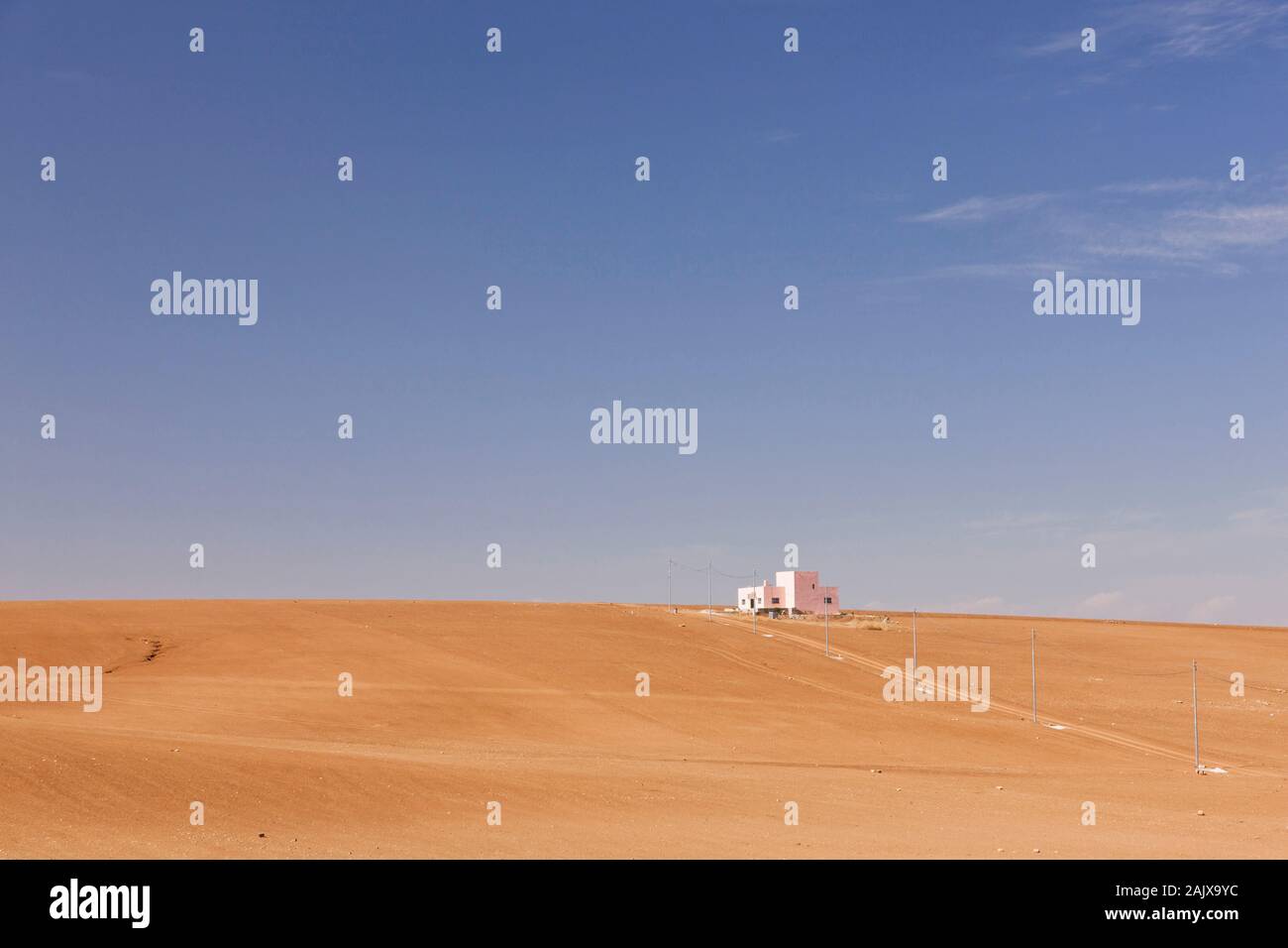 Casa solitaria su una collina arida, Madaba, Giordania, centro-est, Asia Foto Stock