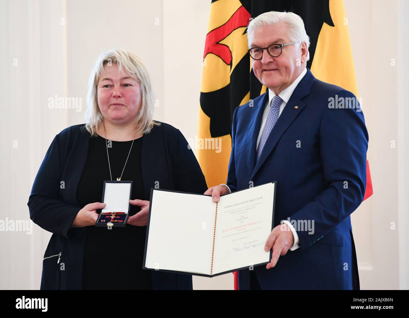 Berlino, Deutschland. 04 Dic, 2019. Il Presidente federale Frank-Walter STEINMEIER presenta la medaglia al merito a Christina lordo (Ranis) assegnazione della medaglia al Merito della Repubblica federale di Germania sotto il motto "Impegno forme" presso il Palazzo Bellevue di Berlino in Germania il 4 dicembre 2019. Â | Utilizzo di credito in tutto il mondo: dpa/Alamy Live News Foto Stock