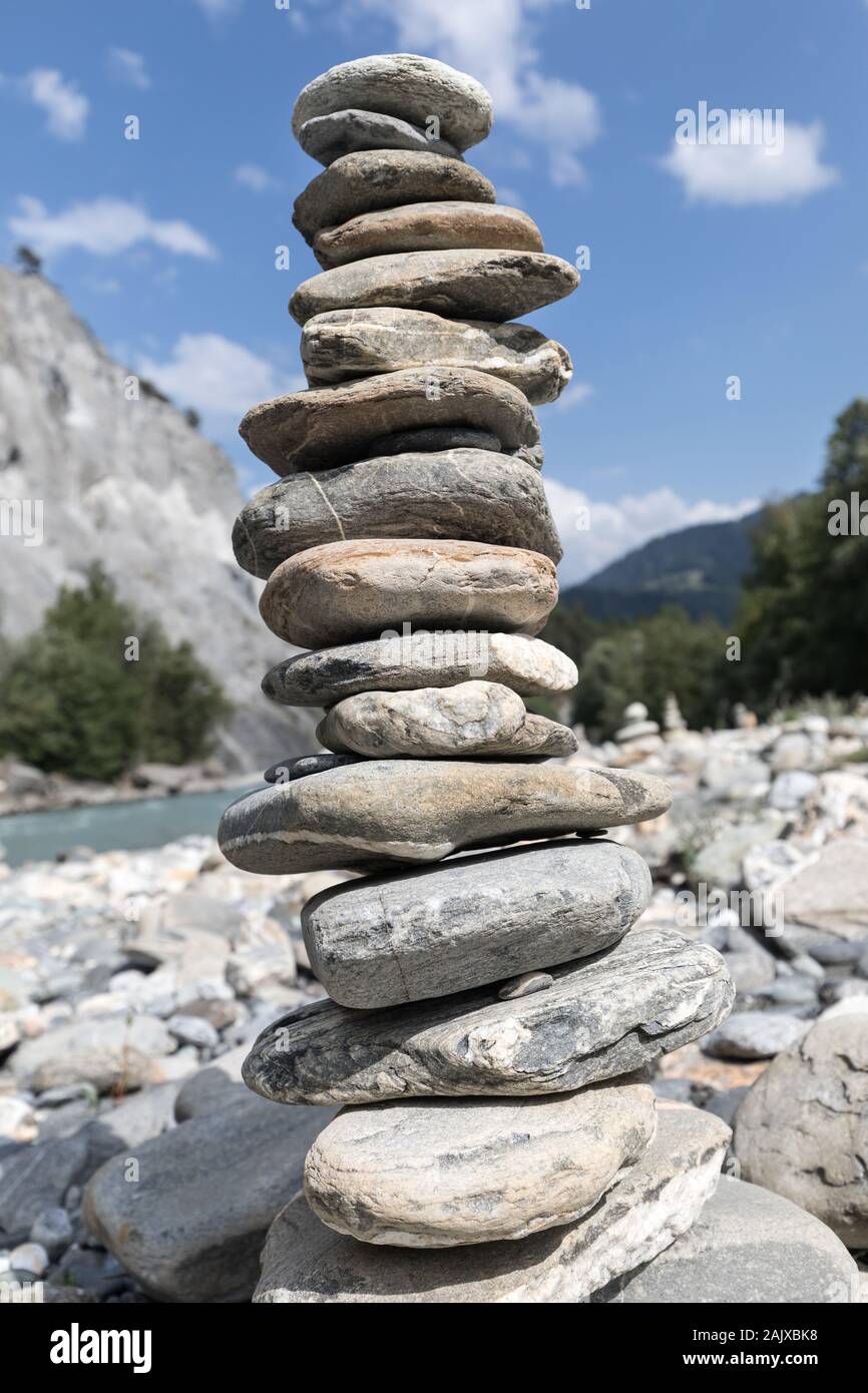Pietre impilate sul fiume Reno Foto Stock