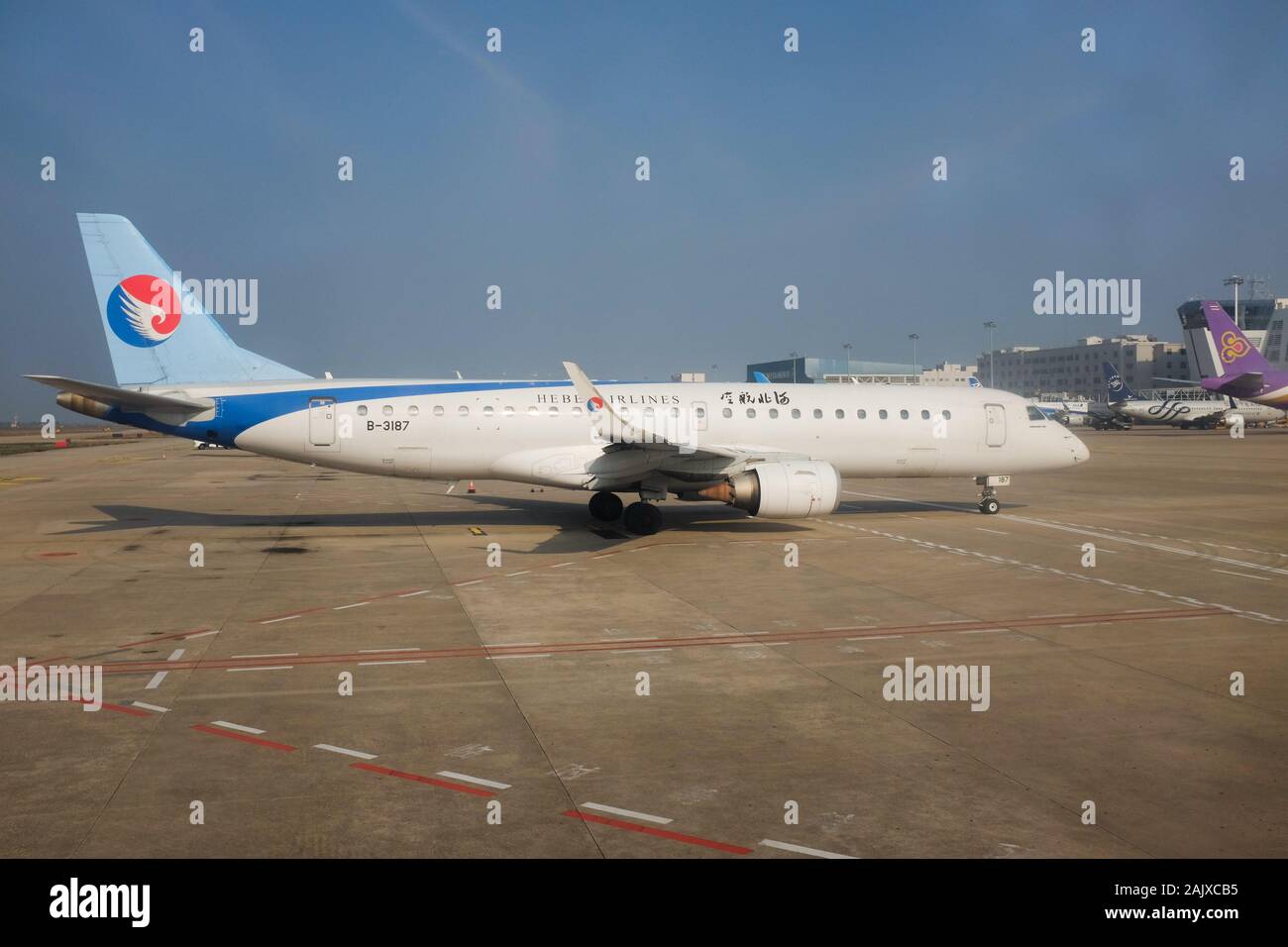 Un Hebei Airlines aeromobili a Xiamen International Airport. L Hebei Airlines è basato in Shijiazhuang, nella provincia di Hebei (Cina). Foto Stock