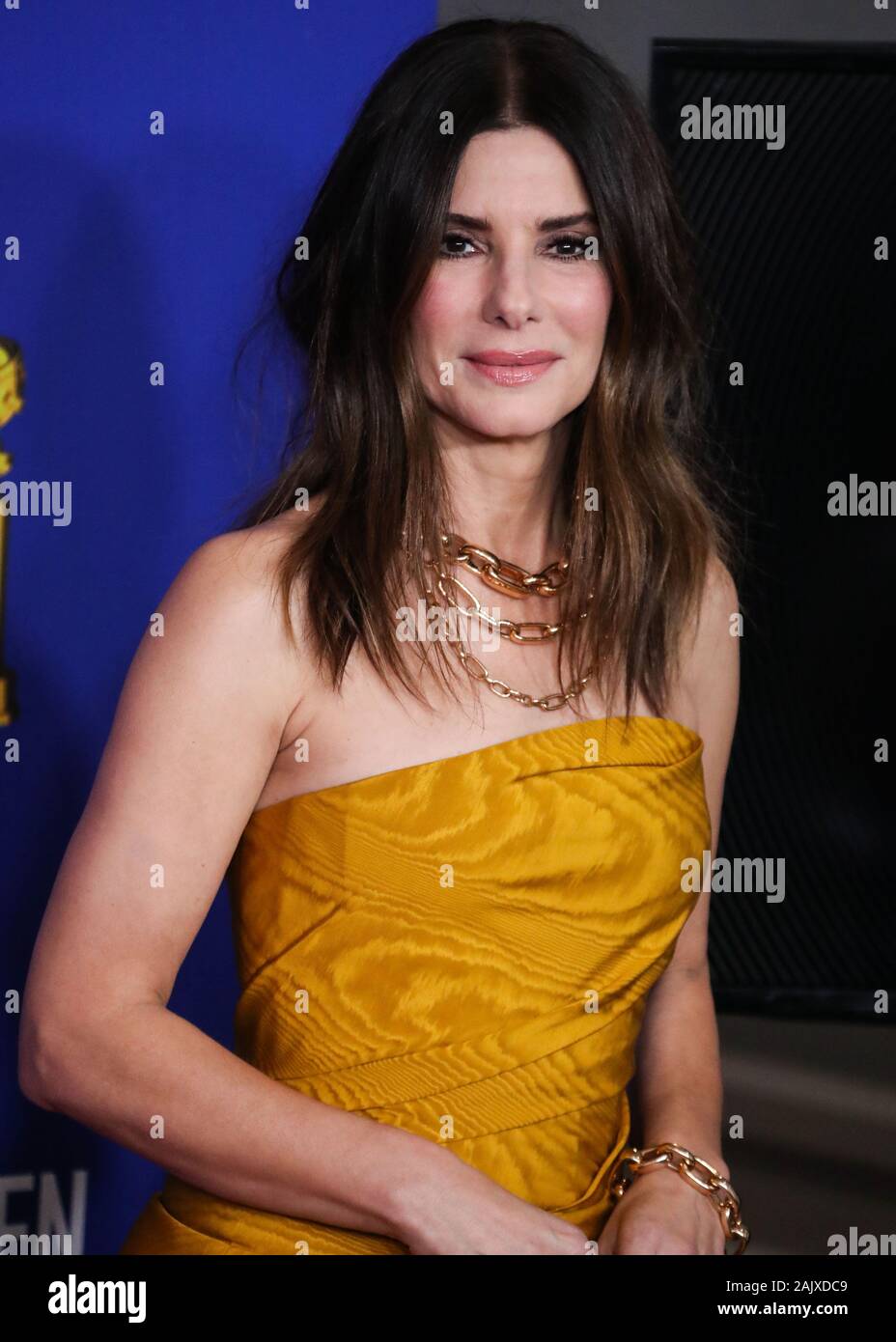 Beverly Hills, Stati Uniti. 05 gen, 2020. BEVERLY HILLS, Los Angeles, California, Stati Uniti d'America - 05 gennaio: attrice Sandra Bullock indossa custom Oscar de la Renta con Jimmy Choo scarpe, Pomellato gioielli e un Tyler Ellis pone della frizione nella sala stampa della 77th Annuale di Golden Globe Awards tenutosi presso il Beverly Hilton Hotel il 5 gennaio 2020 in Beverly Hills Los Angeles, California, Stati Uniti. (Foto di Xavier COLLIN/Image Press Agency) Credito: Image Press Agency/Alamy Live News Foto Stock