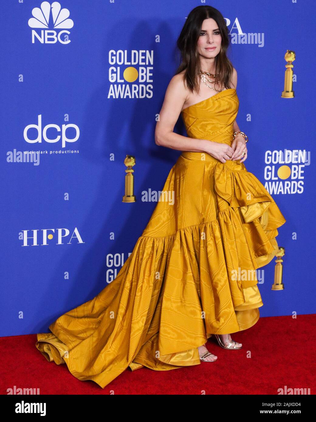 BEVERLY HILLS, Los Angeles, California, Stati Uniti d'America - 05 gennaio: attrice Sandra Bullock indossa custom Oscar de la Renta con Jimmy Choo scarpe, Pomellato gioielli e un Tyler Ellis pone della frizione nella sala stampa della 77th Annuale di Golden Globe Awards tenutosi presso il Beverly Hilton Hotel il 5 gennaio 2020 in Beverly Hills Los Angeles, California, Stati Uniti. (Foto di Xavier COLLIN/Image Press Agency) Foto Stock