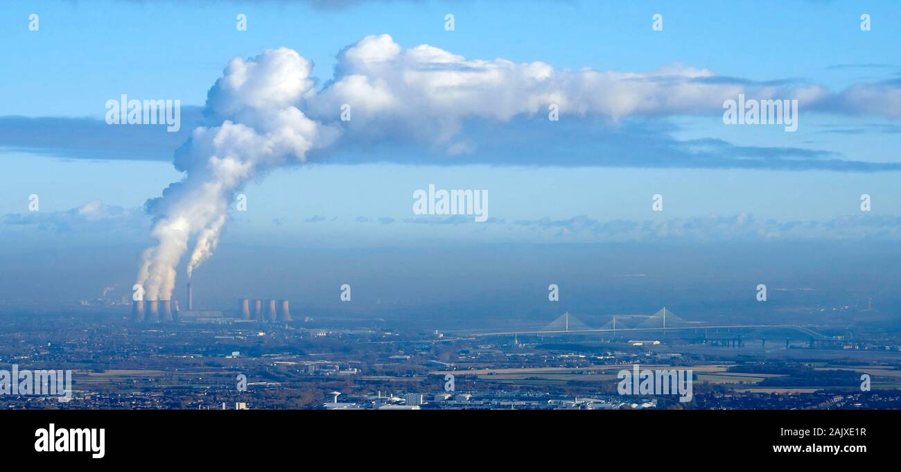 Fumi inquinanti drifting sud in inverno il sole, da Fiddlers Ferry carbone Power Station, Merseyside North West England, Regno Unito Foto Stock