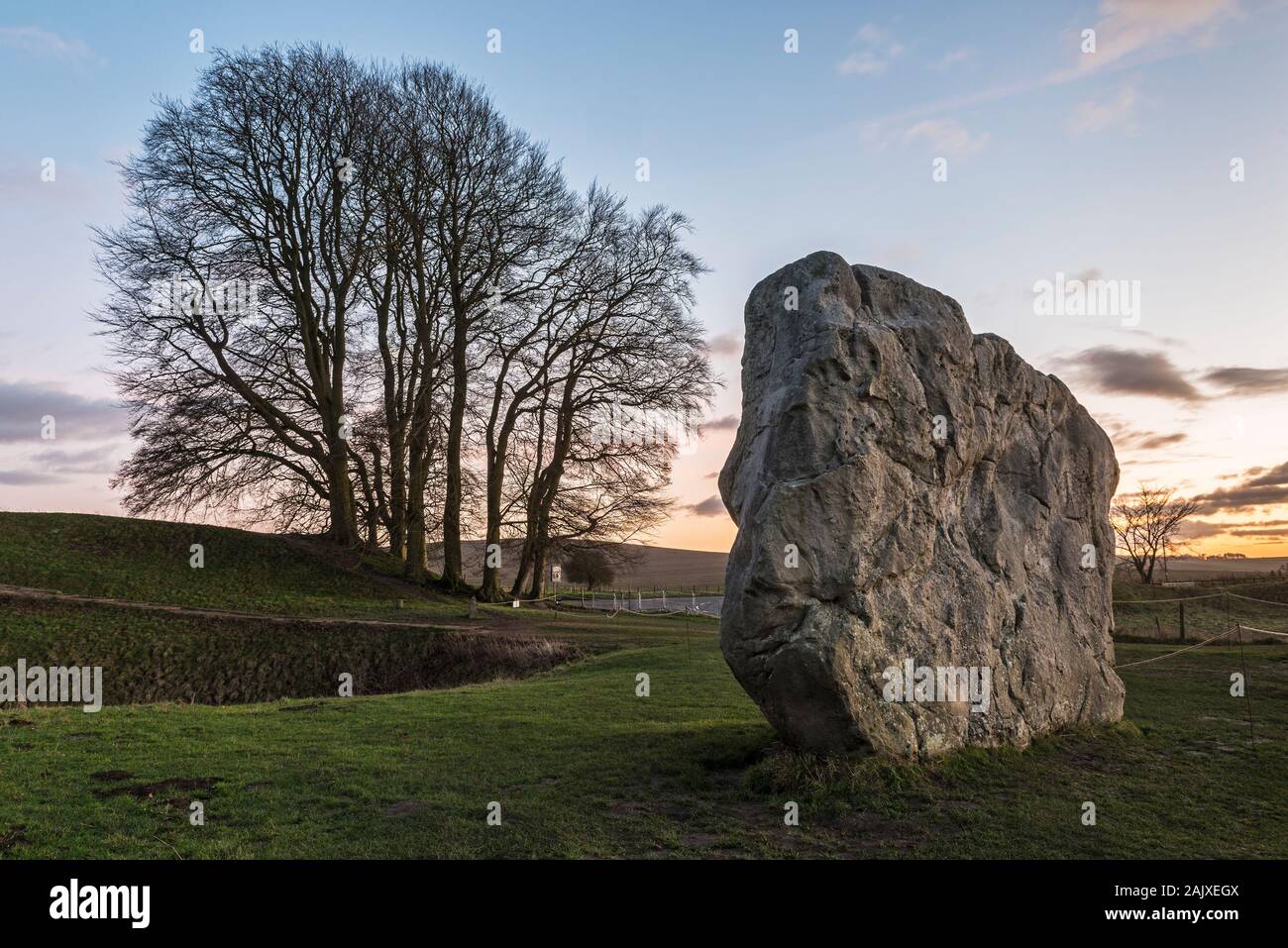 Avebury, Wiltshire, un vasto henge neolitico monumento costruito intorno al 3000 A.C. Una delle pietre del portale segnando l'ingresso meridionale al cerchio interno Foto Stock
