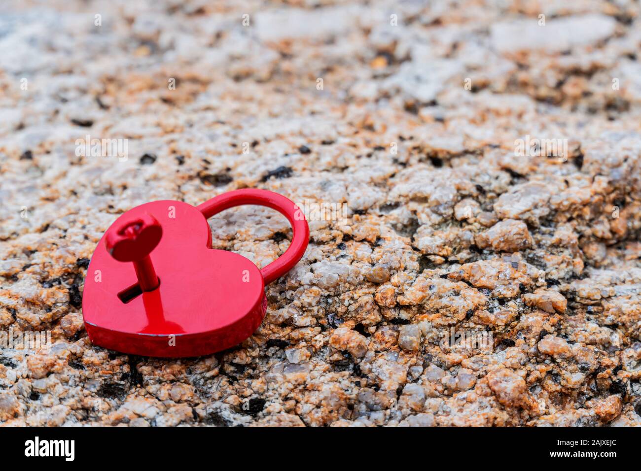 Il giorno di San Valentino e il concetto di amore con il cuore a forma di lucchetto. Chiave più dolce e romanticismo simbolo. Foto Stock