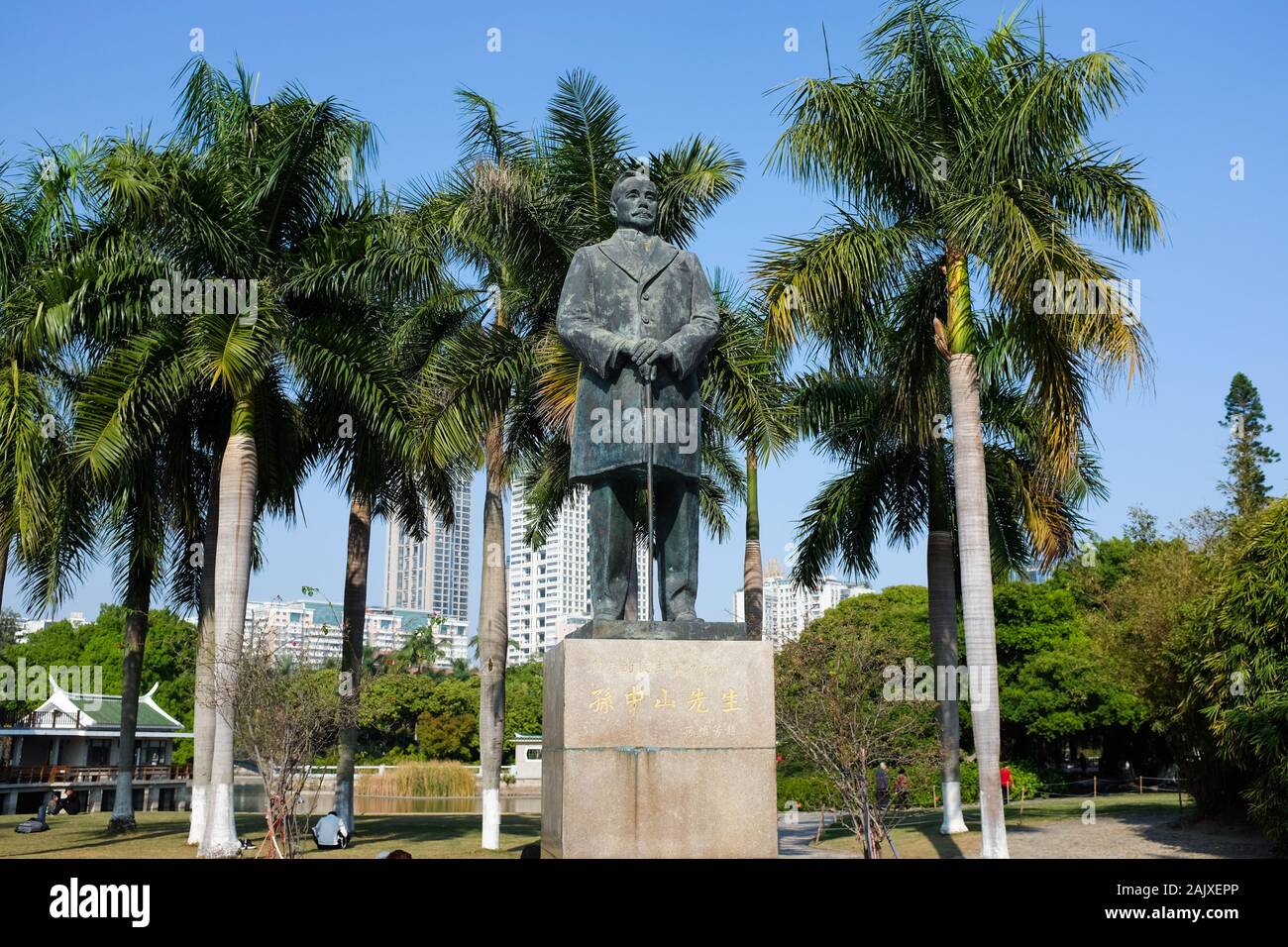 Una statua di Sun Yat-sen (1866-1925) nel Parco Zhongshan nella città di Xiamen (Amoy), Cina. Foto Stock
