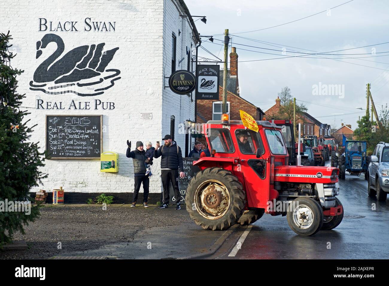 Il trattore in moto per carità, nel villaggio di Asselby, East Yorkshire, Inghilterra, Regno Unito Foto Stock