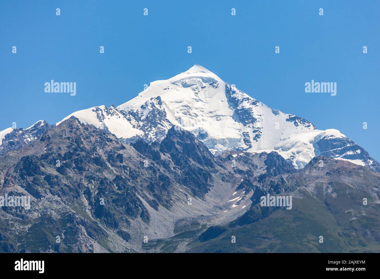 Montare Tetnuldi sorge sopra la grande gamma caucasica nel Svaneti superiore Foto Stock