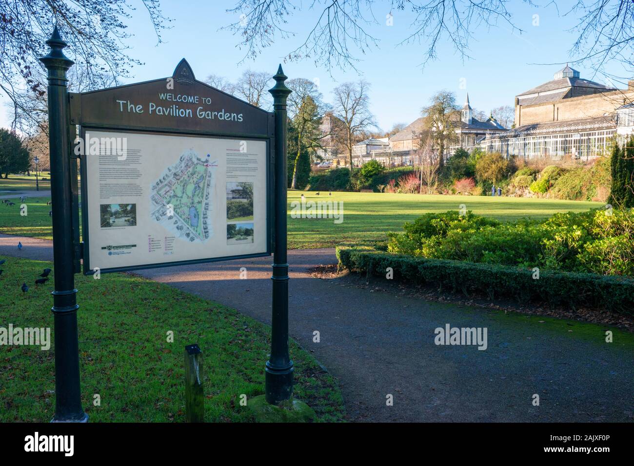 Ingresso con segno a Buxton Pavilion Gardens, Derbyshire, in Inghilterra, Regno Unito Foto Stock