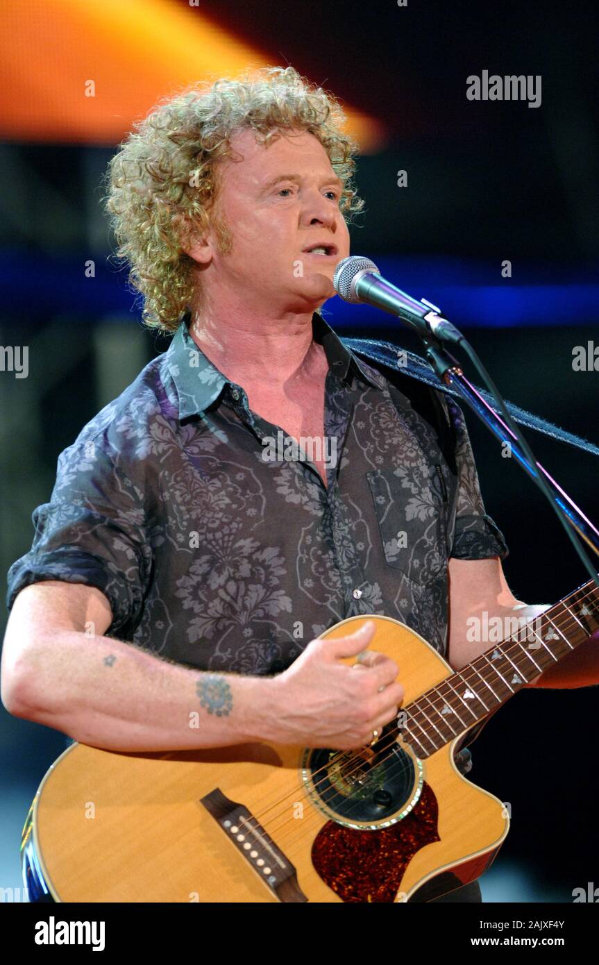 Verona Italia 09/05/2006, Arena : Mick Hucknall dei Simply Red in concerto  durante l'evento musicale "Festivalbar 2006 Foto stock - Alamy