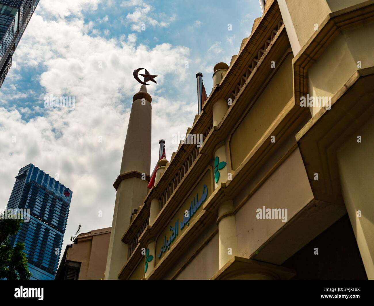 SINGAPORE - 26 dic 2019 - vista esterna di Al-Abrar moschea Tamil, con la stella islamica e simbolo di mezzaluna su un minareto nella centrale di Singapore Busi Foto Stock