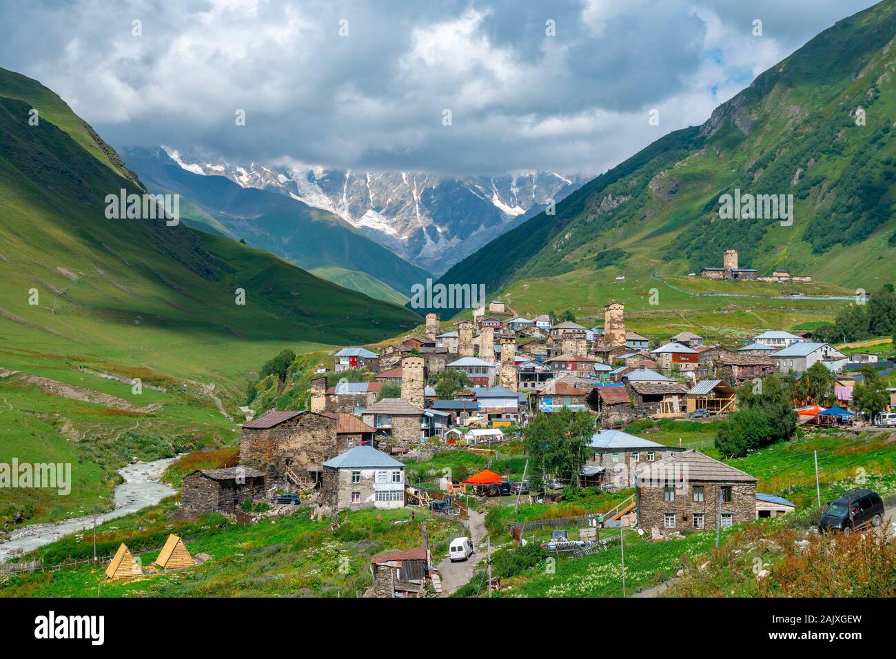 Vista del villaggio di Ushguli al piede di Mt. Shkhara. Foto Stock