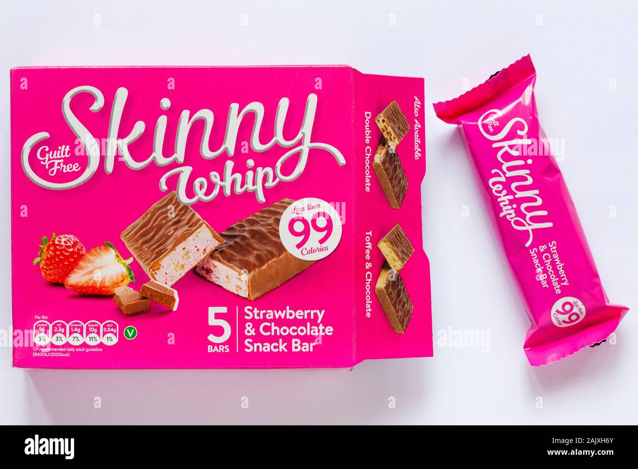 Casella di colpa libera Skinny frusta di fragole al cioccolato & Snack Bar aperto con uno rimosso isolati su sfondo bianco - meno di 99 calorie Foto Stock
