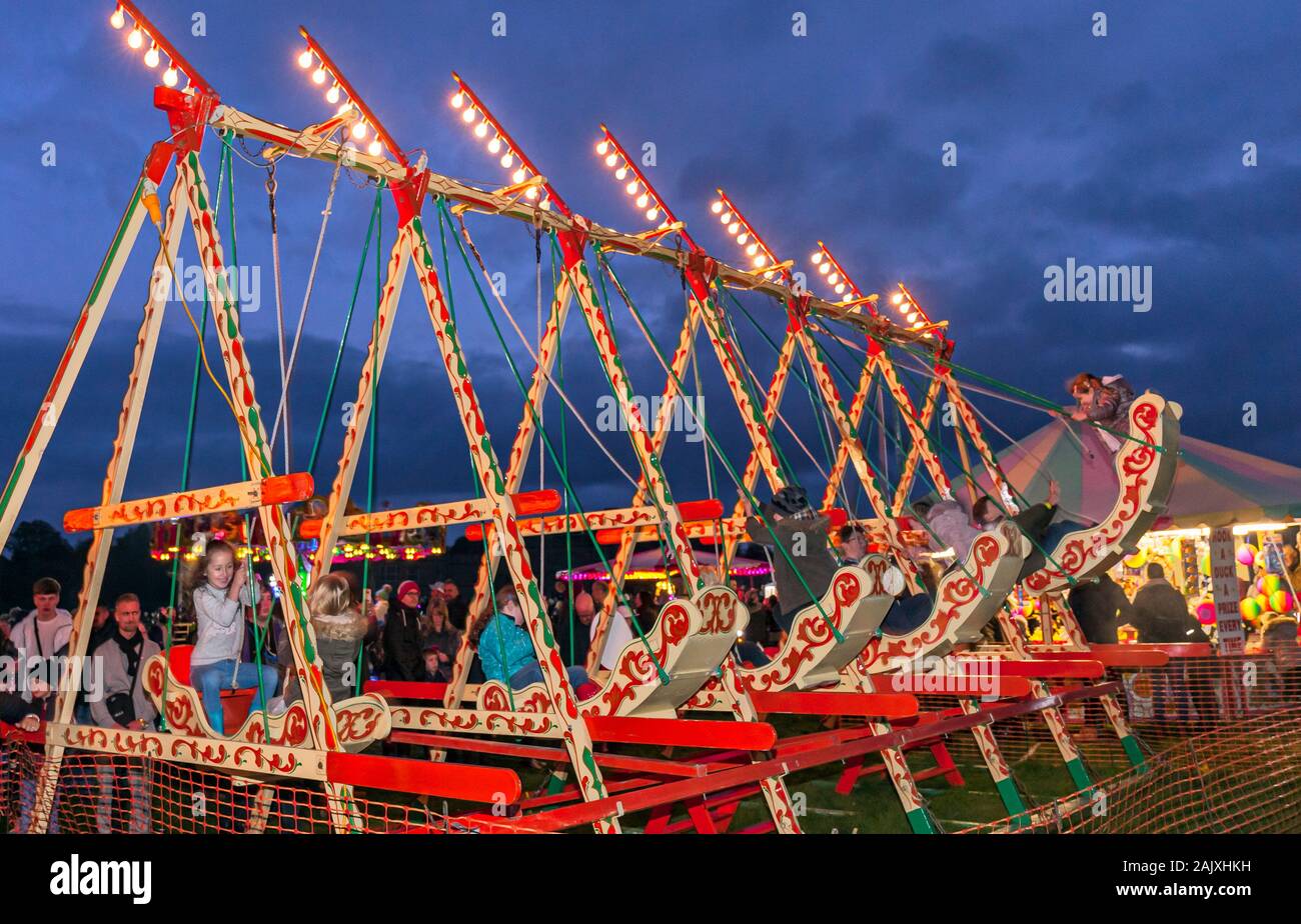 Vintage Swing barche divertente corsa di tariffa al Castello di Leeds. Foto Stock