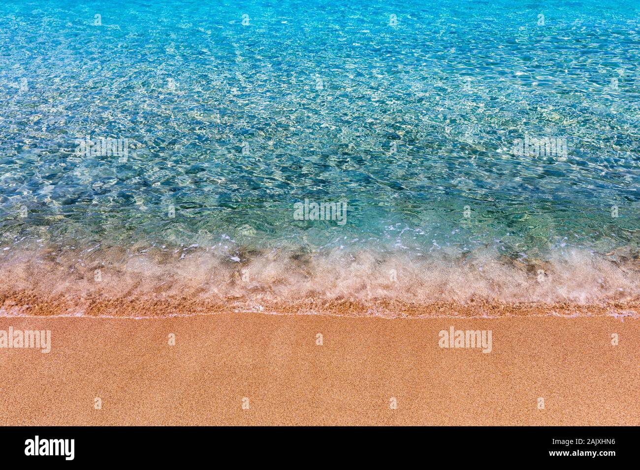 Giallo sabbia calda e in estate mare con cielo e spazio libero. Mare, sabbia, Sky e giorno d'estate. La spiaggia e il mare in un giorno di estate, il concetto di viaggio, vacanza e re Foto Stock