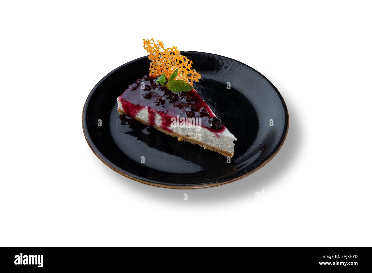Deliziosa cheesecake con mirtilli e bella decorazione con piastra nera Foto Stock