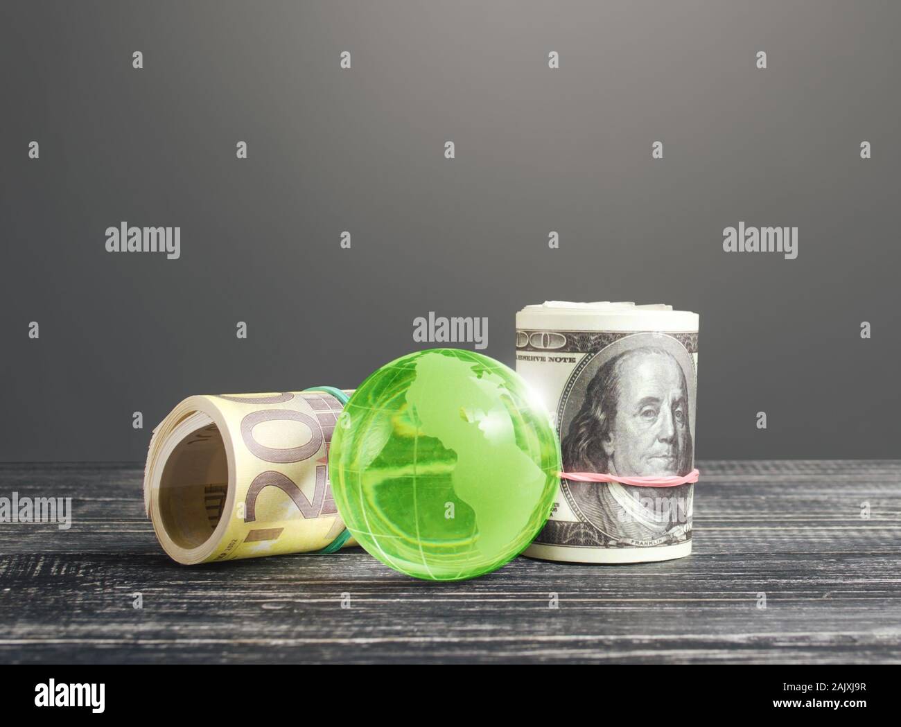 Bundle di denaro panini valute del mondo e di un verde globo di vetro. Gli investimenti di capitale, risparmio. Reddito di profitto, dividendi vincite. Startup Crowdfunding inve Foto Stock