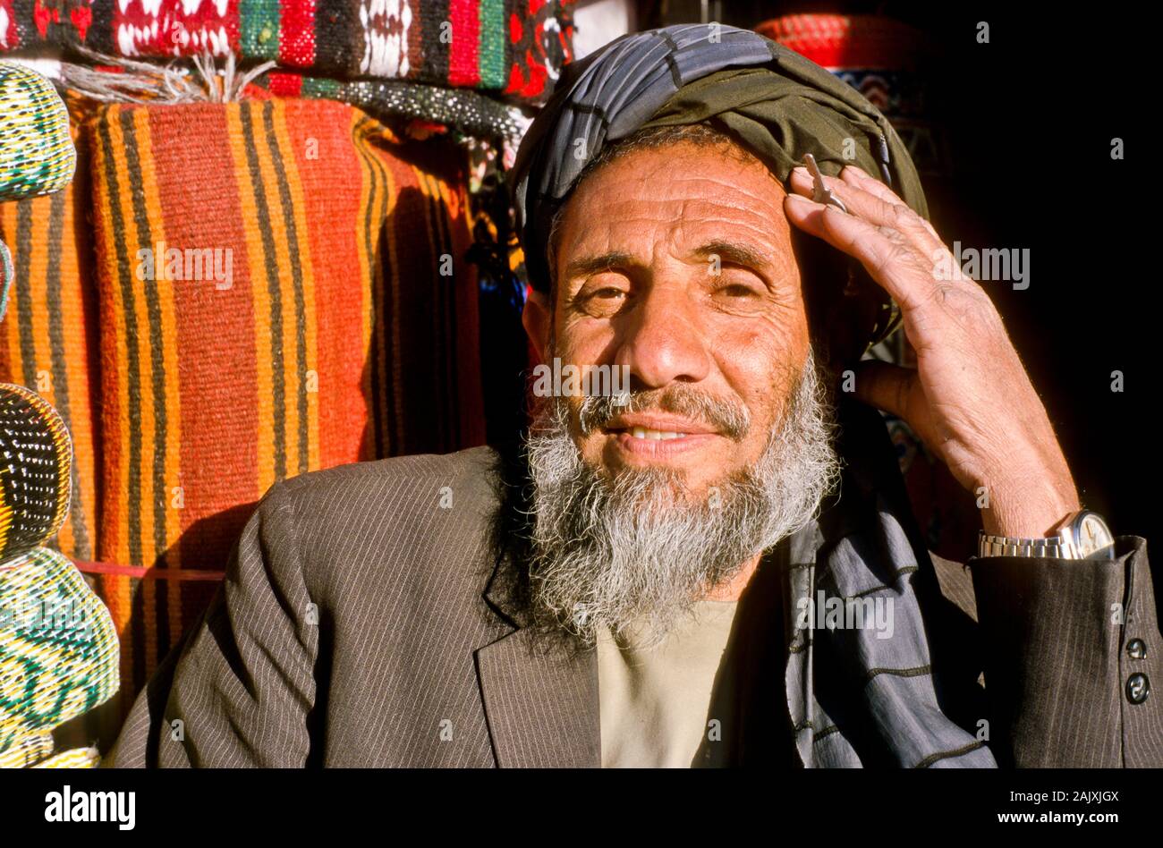 Moquette al rivenditore del bazaar di Lahore Foto Stock