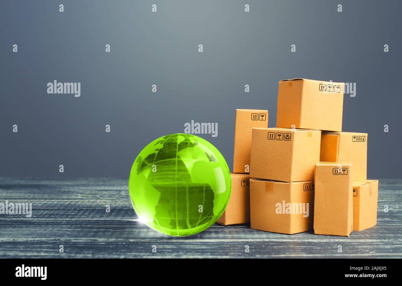 Light Green Globe e scatole di cartone. Le relazioni economiche del commercio. Il trasporto merci. Global business, all'importazione, all'esportazione. Distribuzione e commercio ex Foto Stock