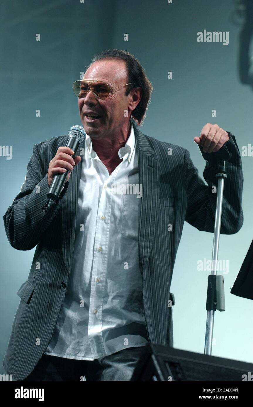 Milano Italia 11 dicembre 2004, concerto dal vivo di Antonello Venditti al MazdaPalace : Il cantante Antonello Venditti durante il concerto Foto Stock