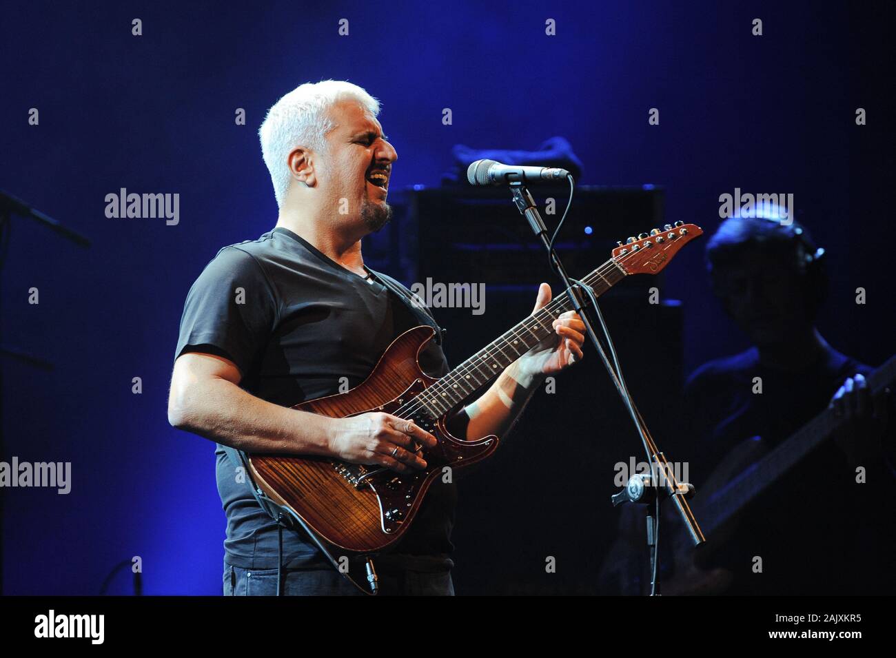 Milano 15 Ottobre 2012 : concerto dal vivo di Pino Daniele,La Grande Madre Tour 2012, presso il Teatro degli Arcimboldi: il napoletano chitarrista e cantante Pino Daniele durante il concerto Foto Stock