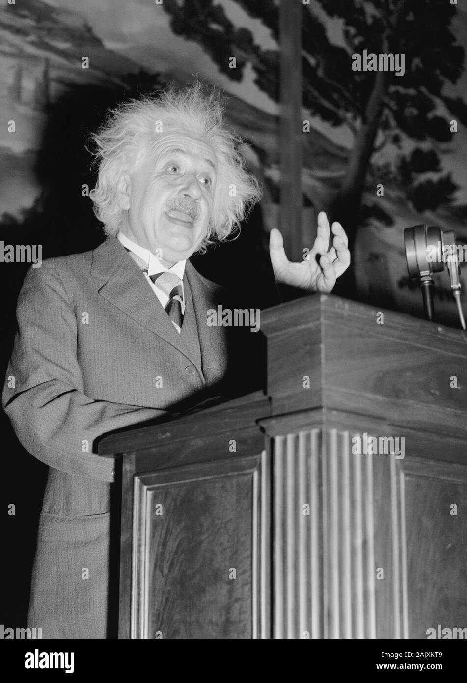 Foto d'epoca del teorico fisico Albert Einstein (1879 - 1955) dando un discorso all'Ottavo American congresso scientifico a Washington DC nel maggio 1940. Foto di Harris & Ewing. Foto Stock