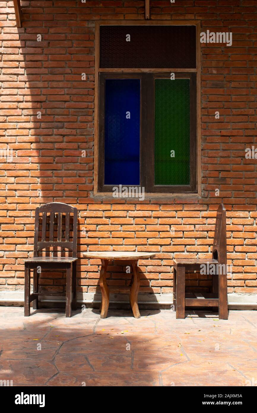 Vecchie sedie di legno nei corridoi Foto Stock