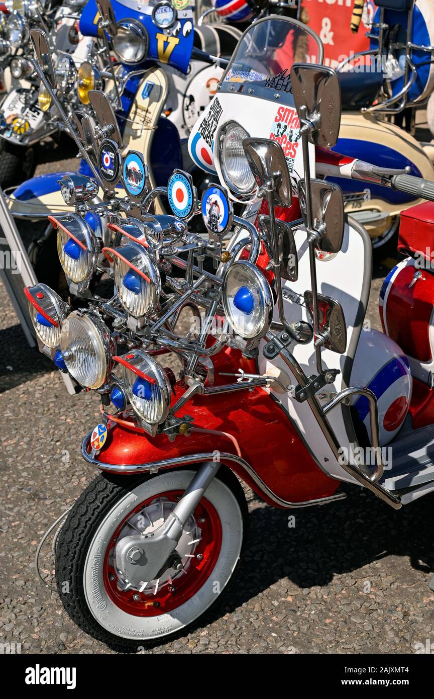 Scooter sul lungomare di visualizzazione Mod weekend in Brighton Inghilterra Foto Stock