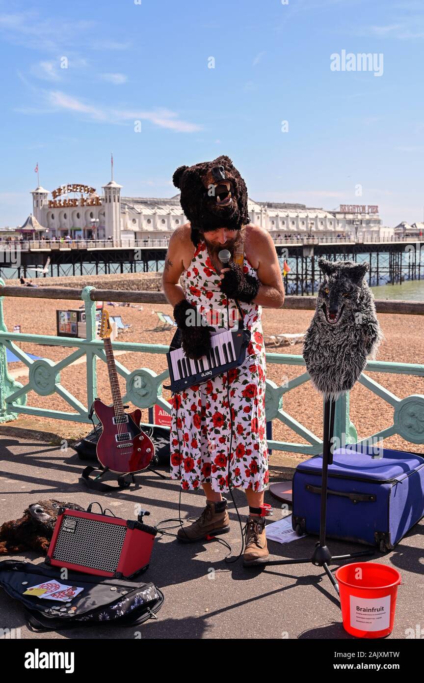 Uomo che indossa una testa di orsi e vestito in esecuzione sul lungomare di Brighton Inghilterra Foto Stock