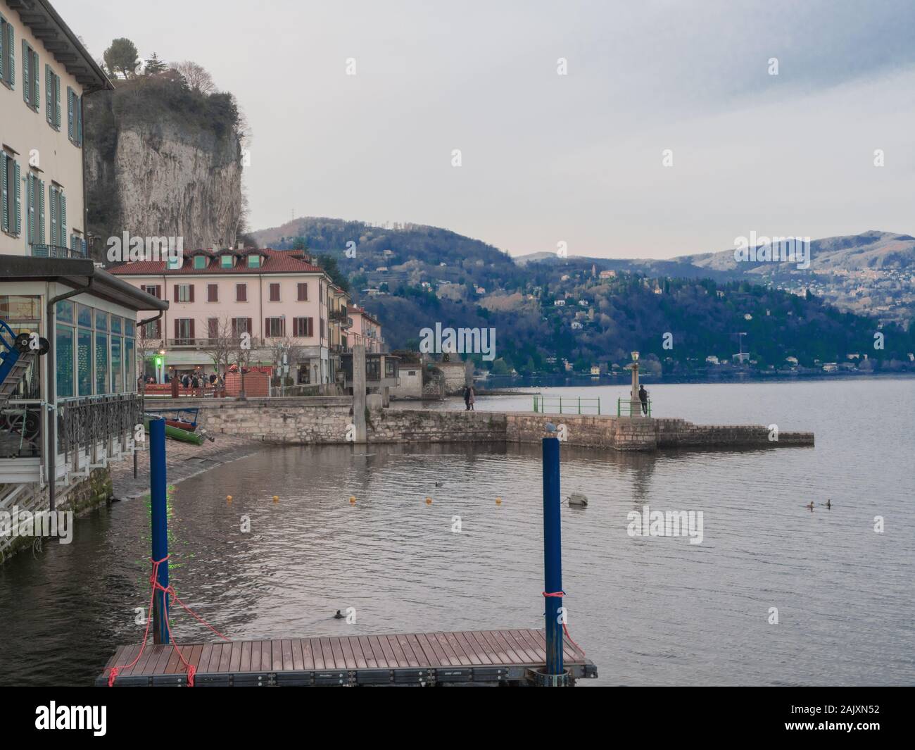 Il bellissimo panorama dalla riva del lago di Arona, una graziosa cittadina situata sulle rive del Lago Maggiore. Piemonte - Italia Foto Stock