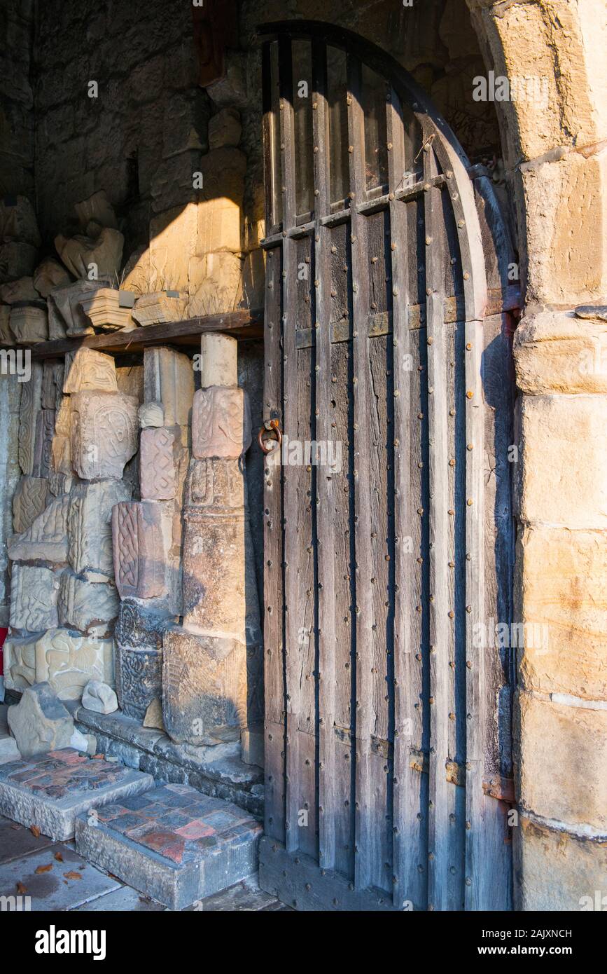 La porta e portico di Bakewell Chiesa contenenti più antica pietra intagliata frammenti. Foto Stock