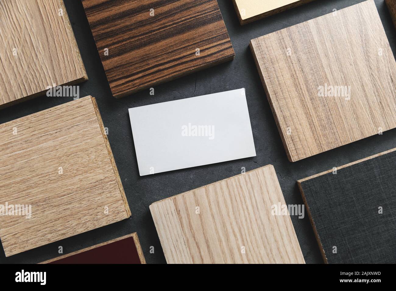 Mobili di campioni di materiale con blank business card nero su sfondo di pietra Foto Stock
