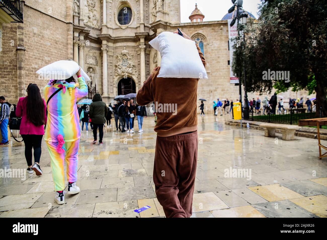 Valencia, Spagna - 6 Aprile 2019: Giovani in disguise camminare per la strada verso una festa in costume. Foto Stock