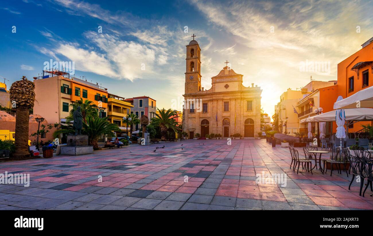 Square a cattedrale ortodossa nella città vecchia di Chania a Creta in Grecia. Trimartyri cattedrale, Chiesa ortodossa nel porto di Chania, Creta, Grecia Foto Stock