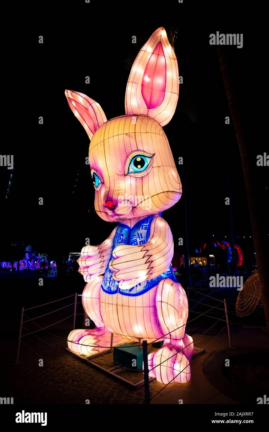 Dubai, Emirati Arabi Uniti - 3 Dicembre 2018: bella per le installazioni presso il giardino di Dubai Glow family theme park illuminato di notte. Foto Stock