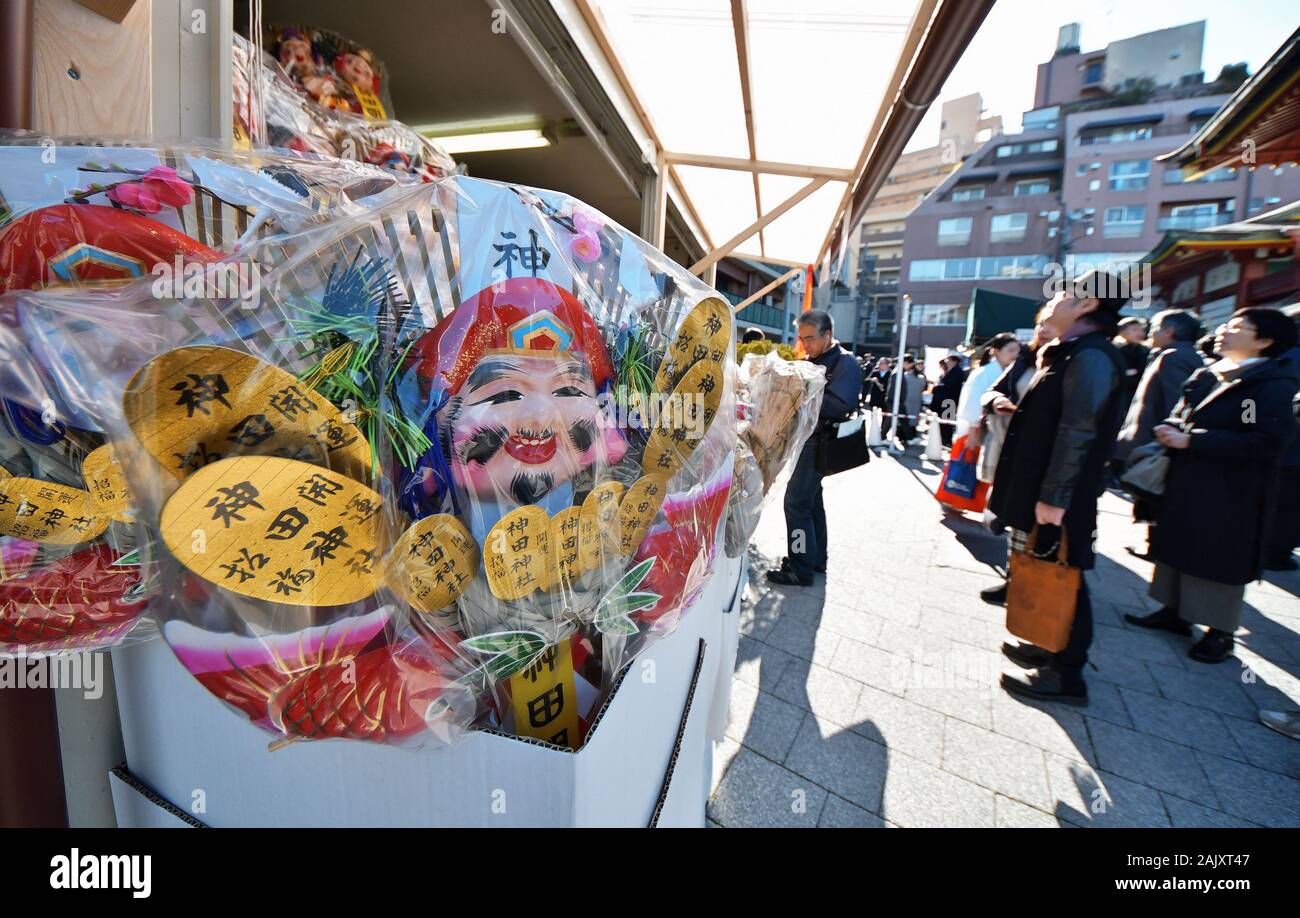 Tokyo, Giappone. 06 gen, 2020. "Engi Kumade (Bambù rastrello)' visualizzato a Kanda Myojin Santuario il primo giorno lavorativo del nuovo anno a Tokyo in Giappone, lunedì 6 gennaio 2020. "Engi Kumade' design sono a causa della sua forma a mano, le persone credono che agguanta la fortuna nel business. Foto di Keizo Mori/UPI Credito: UPI/Alamy Live News Foto Stock