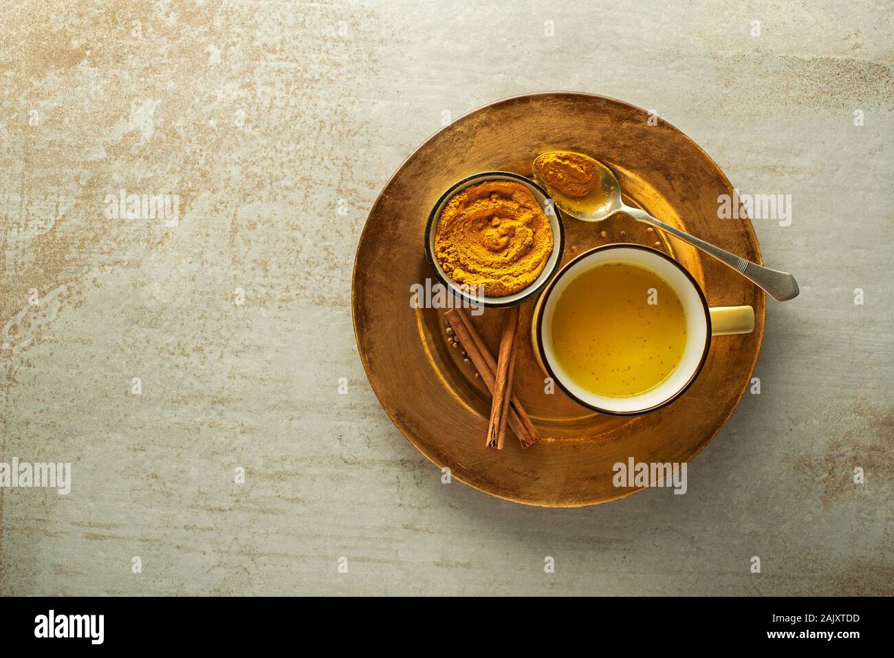 Bibita salutare realizzato da radici di curcuma, spezie, il latte e il miele. Golden latte, fatta con la curcuma e altre spezie Foto Stock