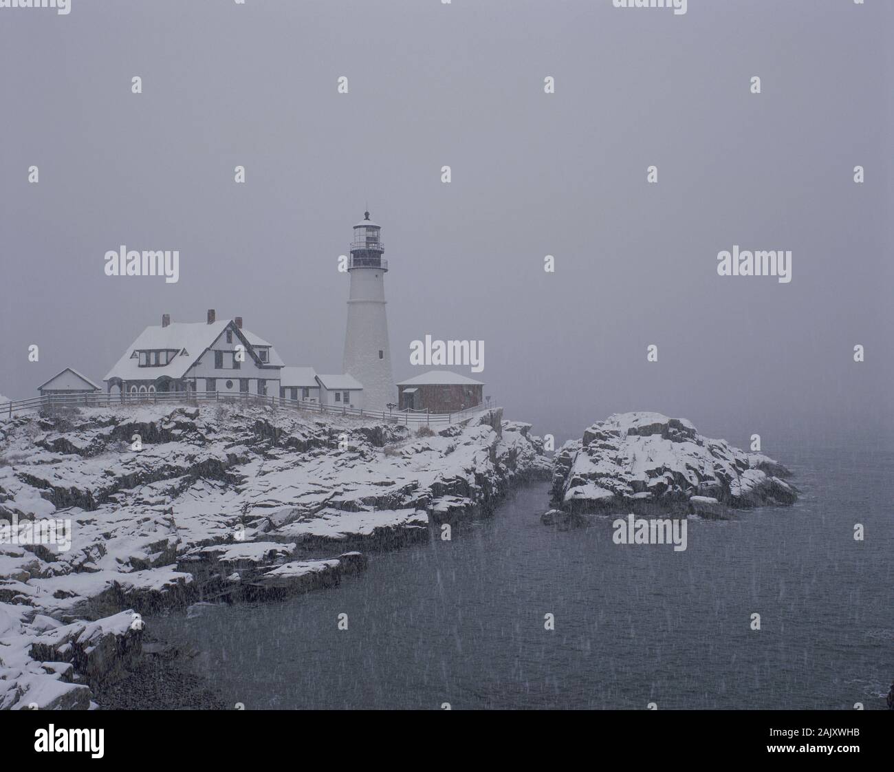 Portland Head Lighthouse durante l'inverno tempesta di neve. Cape Elizabeth, Maine. Foto Stock