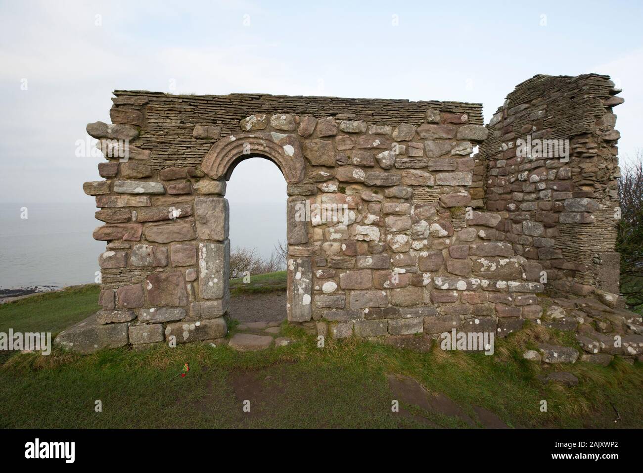 Le rovine di San Patrizio Cappella in inverno situato nei pressi del villaggio di Heysham vicino a Throbshaw o Throbshire, punto sul bordo di Morecambe Bay. Foto Stock