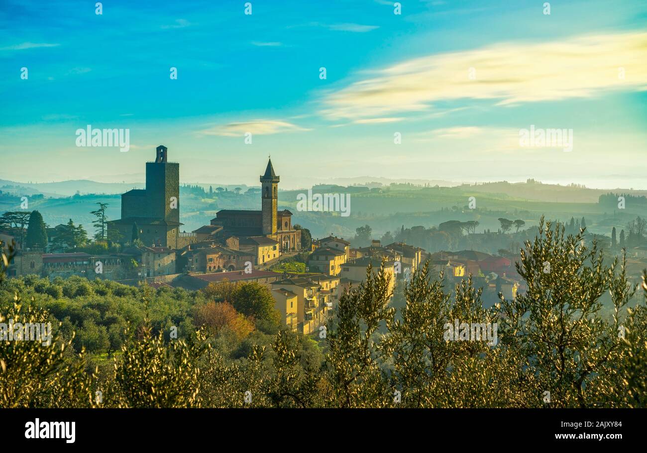 Vinci, città natale di Leonardo, villaggio skyline e olivi al tramonto. Firenze Toscana Italia Europa. Foto Stock