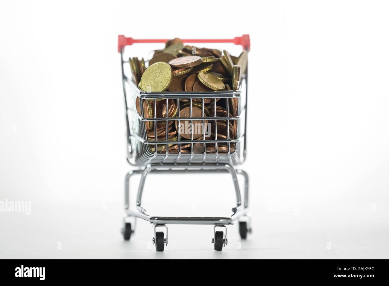 Carrello della spesa con euro moneta isolato sul retro bianco massa Foto  stock - Alamy