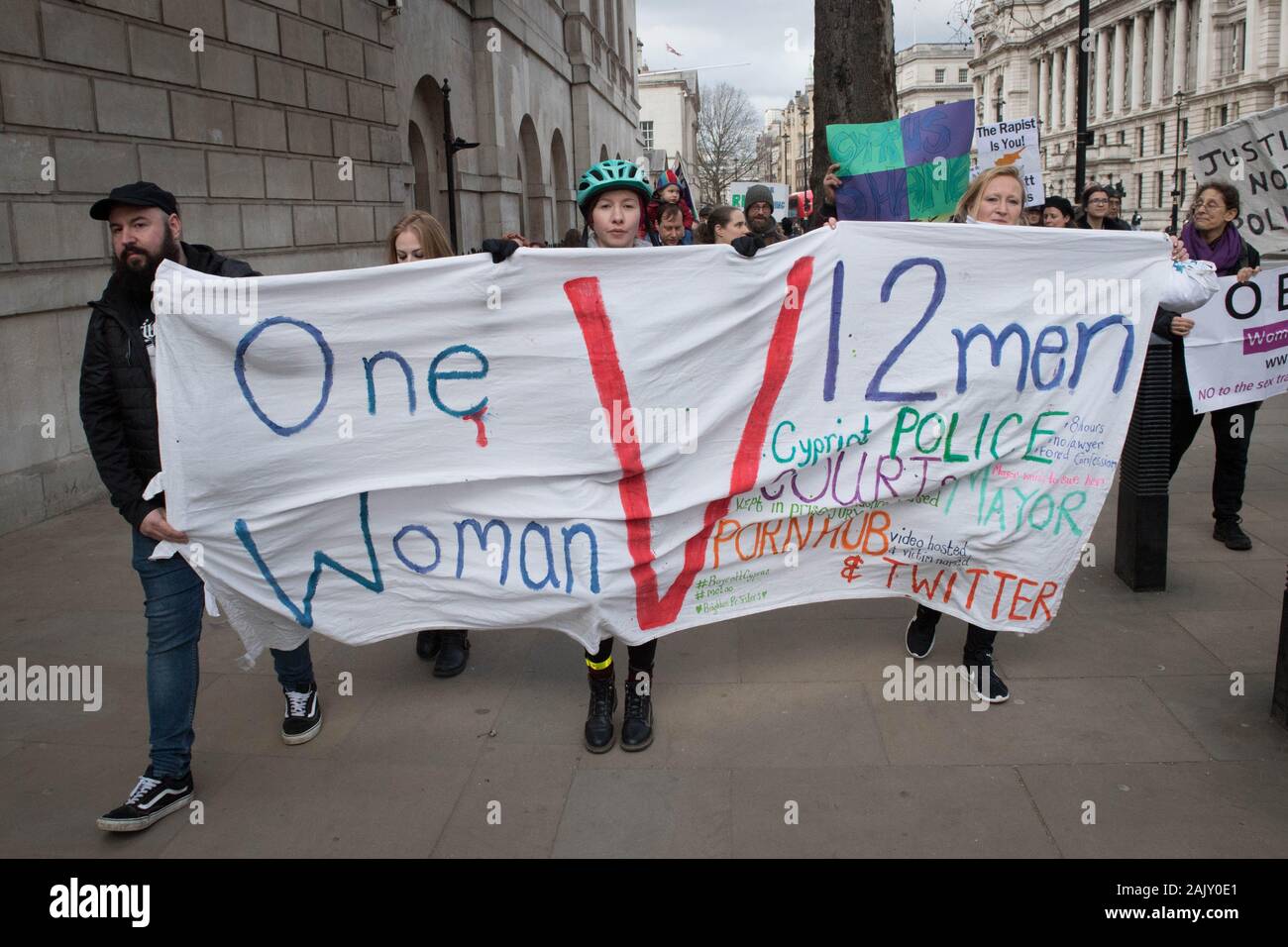 Le persone al di fuori di Downing Street nel centro di Londra, che prendono parte a una marcia di protesta a sostegno del British donna condannata a Cipro di mentire circa essere stuprata a turno. Foto di PA. Picture Data: lunedì 6 gennaio 2020. Segretario di Stato per gli affari esteri Dominic Raab ha detto che il governo è "attenta" di aggravare le autorità di Cipro davanti alla condanna dell'adolescente britannico dopo la sua convinzione. Il Ministro degli esteri ha trasportato le preoccupazioni per il suo omologo cipriota oltre il trattamento del 19-anno-vecchia donna, che era stato trovato colpevole di pubblico del male. Vedere PA TRIBUNALI storia di Cipro. Foto di credito dovrebbe r Foto Stock