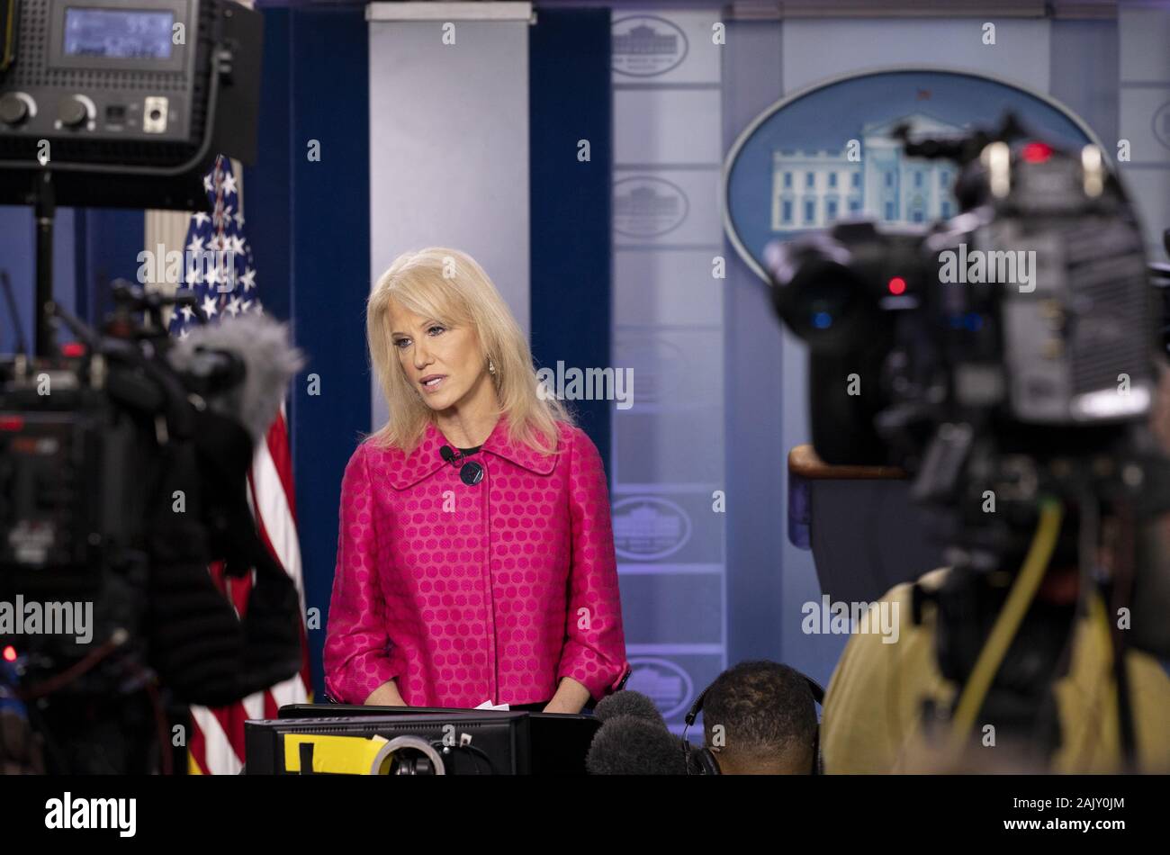 Washington, Stati Uniti. 06 gen, 2020. Kellyanne Conway, senior advisor per Stati Uniti Presidente Donald Trump parla ai media presso la Casa Bianca di Washington, DC, lunedì 6 gennaio 2020. Foto di Tasos Katopodis/UPI Credito: UPI/Alamy Live News Foto Stock