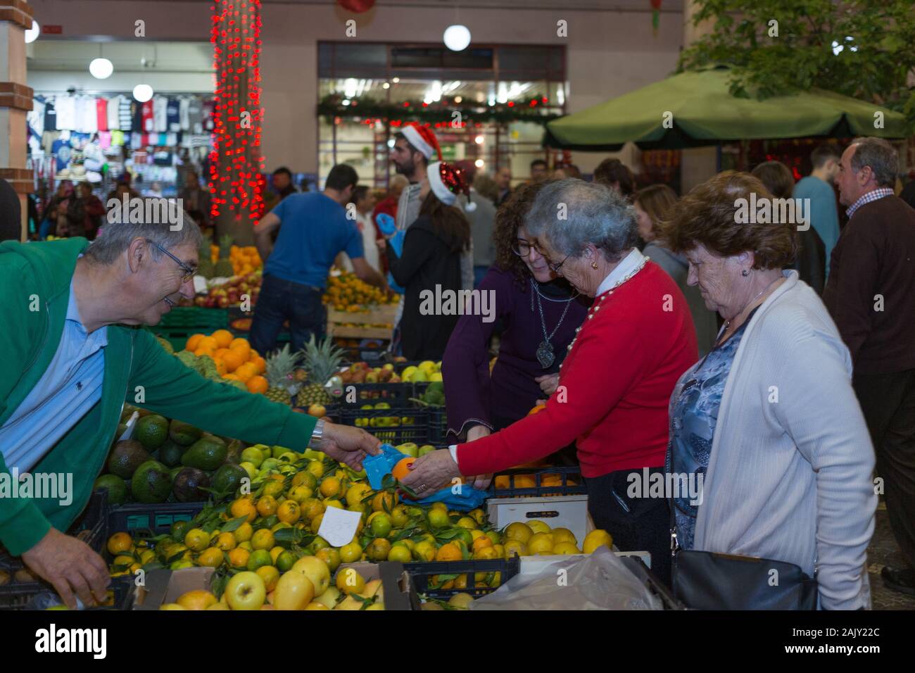 FUNCHAL, Portogallo - Dicembre 2019: tipico movimento di persone a 'Noite do mercado d'acquisto degli ortofrutticoli e fiori nella città di Funchal, Madeira, Por Foto Stock