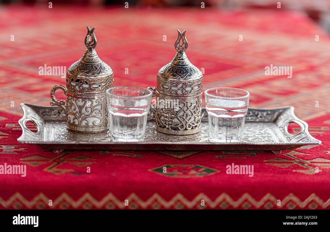 Immagini Stock - Tè Turco Nel Ristorante In Vetro Tradizionale Sul Tavolo  Rosso In Turchia. Image 59174074