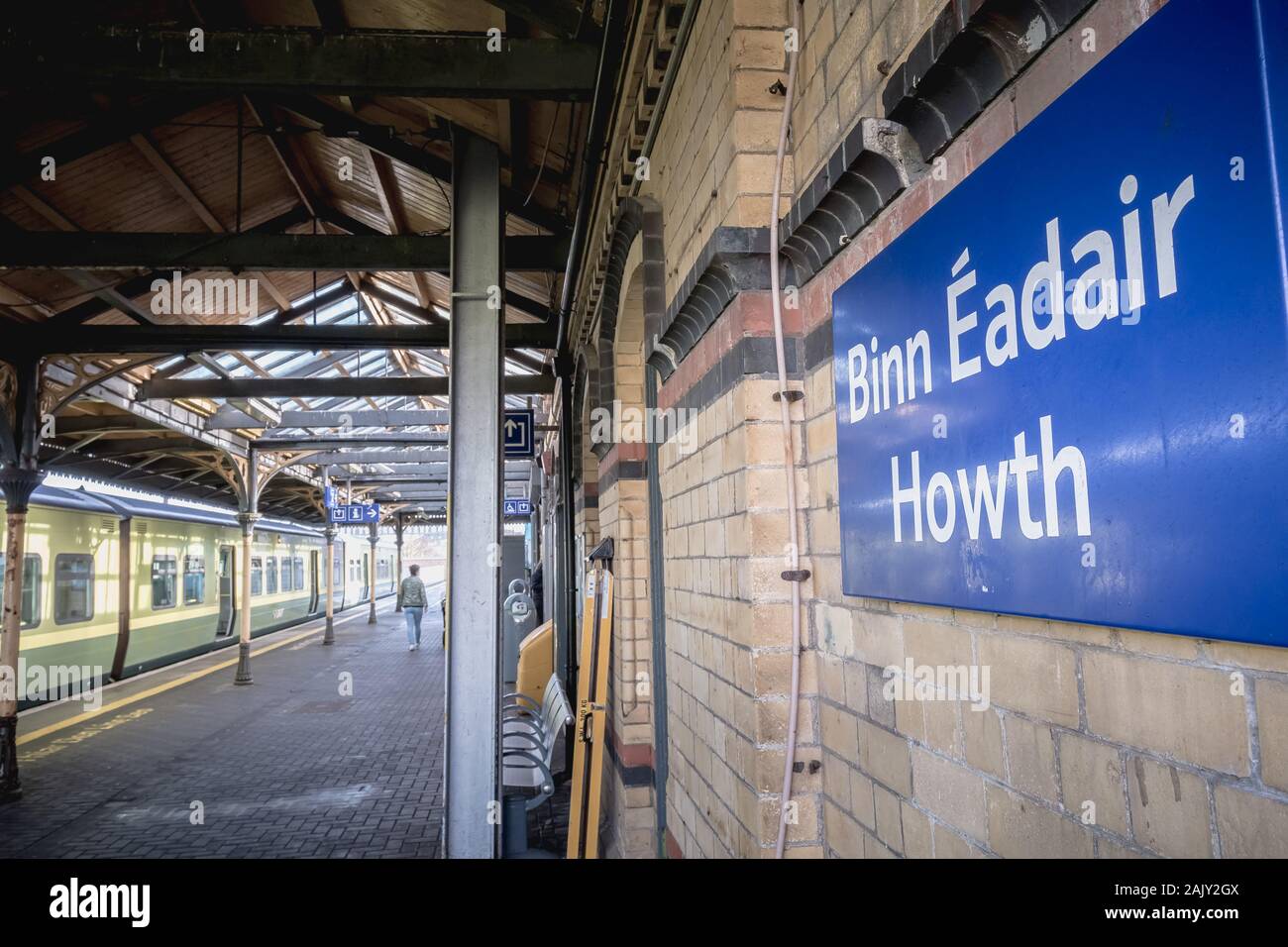Howth vicino a Dublino, Irlanda - 15 Febbraio 2019: i passeggeri a piedi sulla piattaforma di Howth Binn Eadair treno DART Station su una giornata invernale Foto Stock