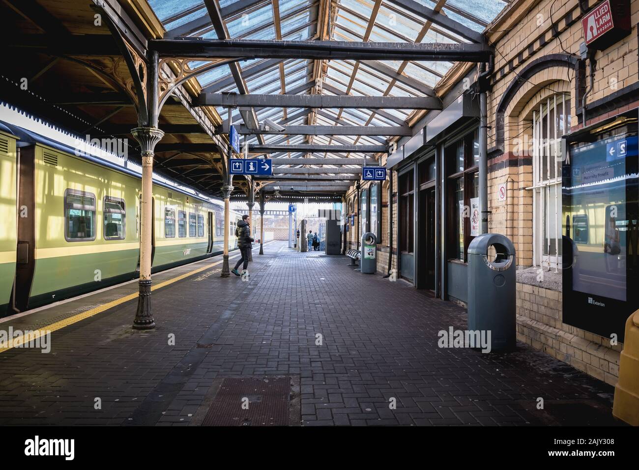 Howth vicino a Dublino, Irlanda - 15 Febbraio 2019: i passeggeri a piedi sulla piattaforma di Howth Binn Eadair treno DART Station su una giornata invernale Foto Stock