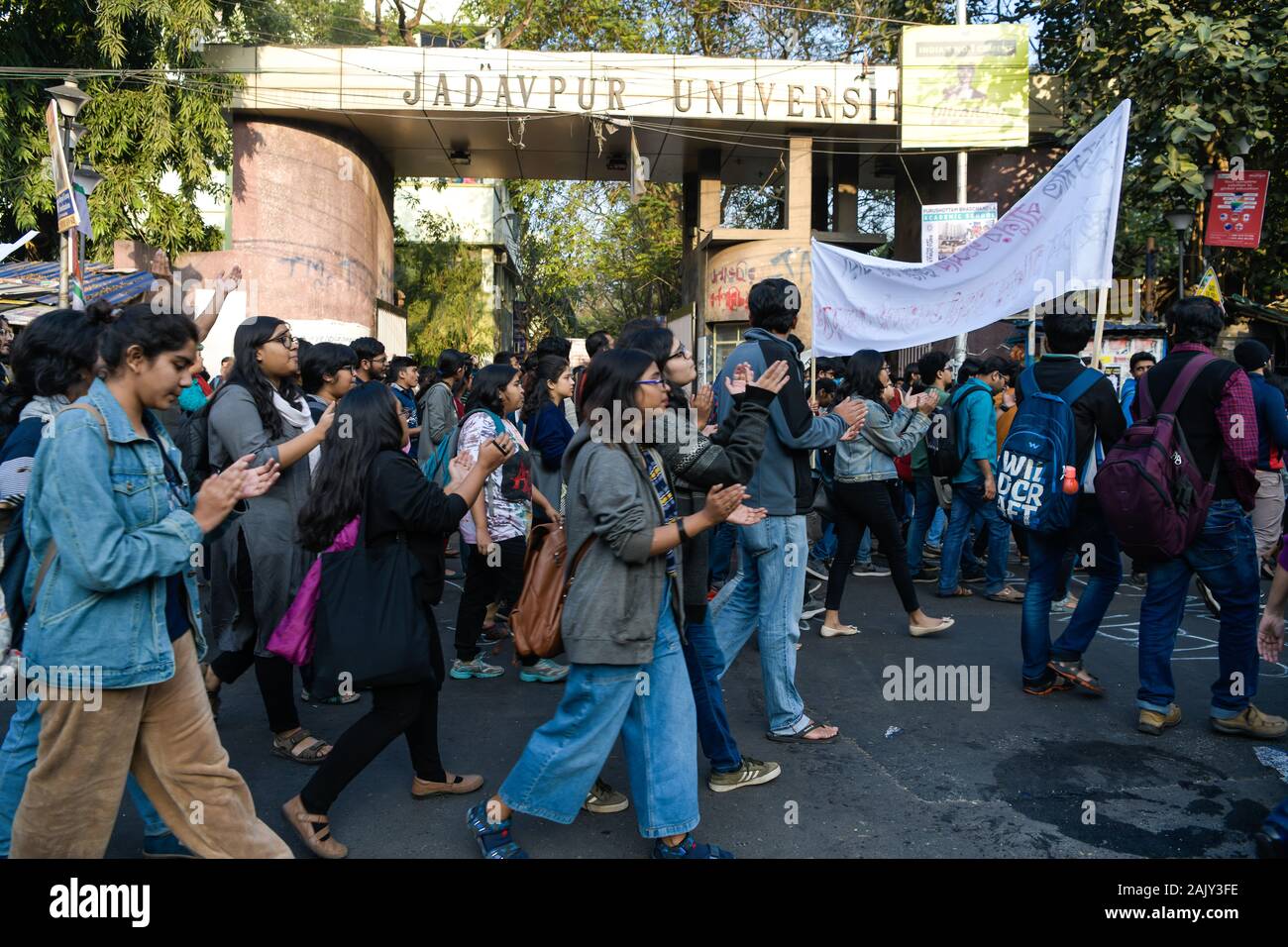 Gli studenti di università Jadavpur marzo tenendo un banner durante la protesta.gli studenti attraverso varie istituzioni educative inscenato proteste contro gli attacchi violenti contro gli insegnanti e gli studenti a Delhi, Jawaharlal Nehru University. Foto Stock