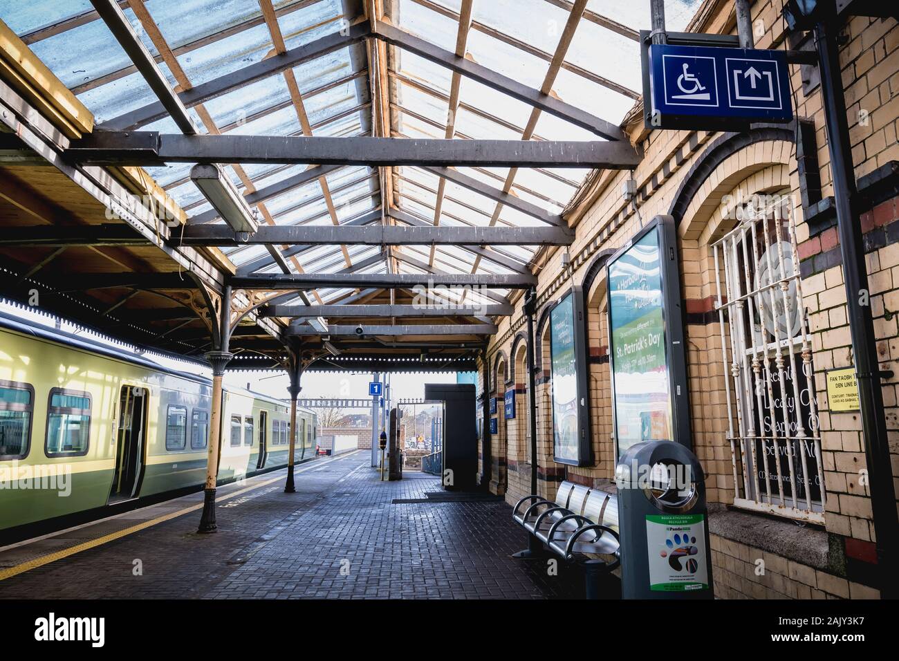 Howth vicino a Dublino, Irlanda - 15 Febbraio 2019: i passeggeri a piedi sulla piattaforma di Howth Binn Eadair treno DART Station su una giornata invernale Foto Stock
