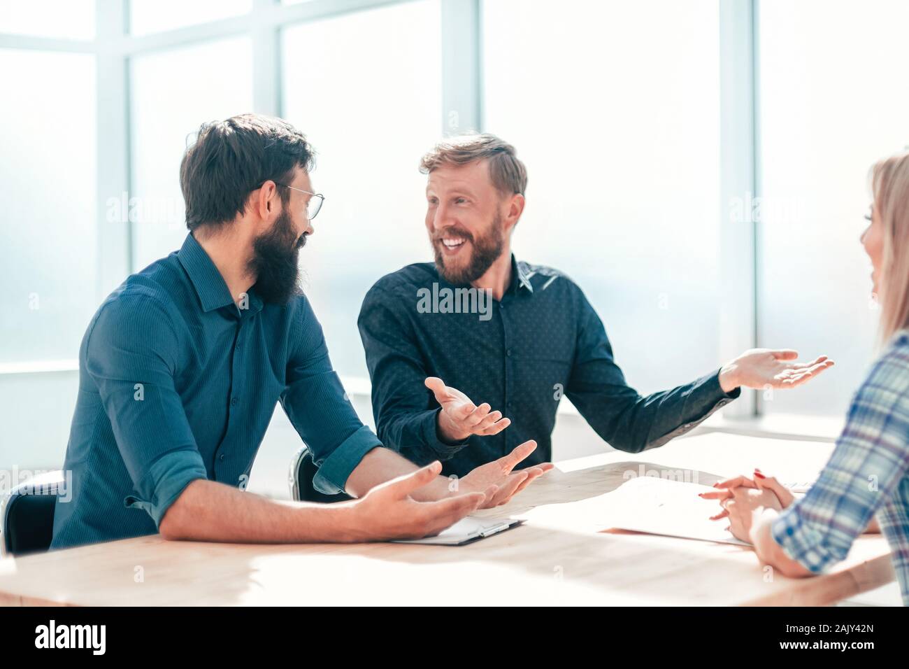 Giovane donna seduta al colloquio in ufficio. Foto Stock